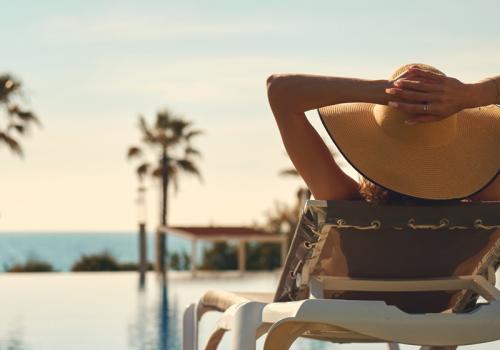 Foto de una mujer de espaldas mirando la playa