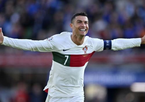 Cristiano Rolado con camiseta de portugal (1)