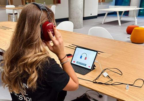 foto de una mujer con unos auriculares en la cabeza