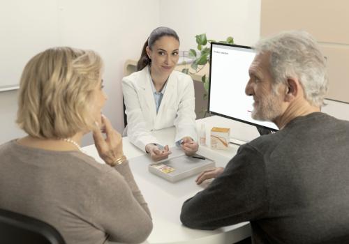 Cita médica entre doctora y adultos mayores