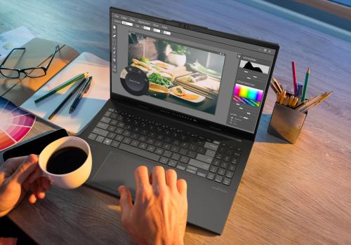 una laptop con una aplicación de edición de fotografía