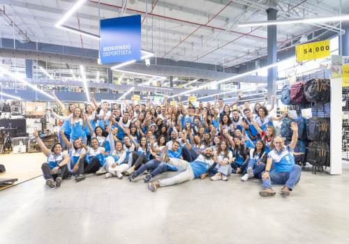 foto de varias personas reunidas