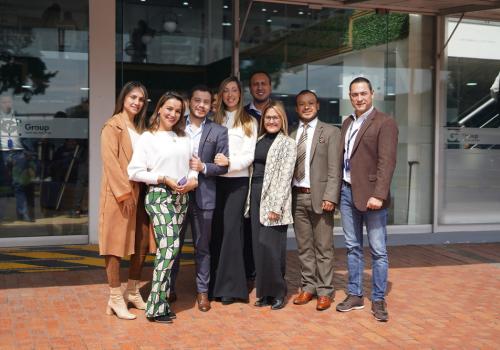 fotografía de varias personas juntas posando