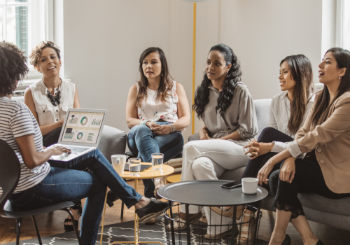 Mujeres trabajando juntas