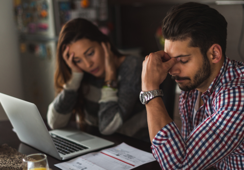 personas preocupadas y un computador