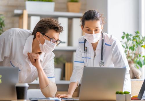 Doctores mirando un computador portatil