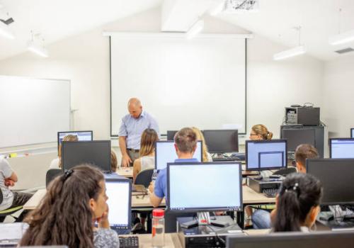 Estudiantes en el aula de clase