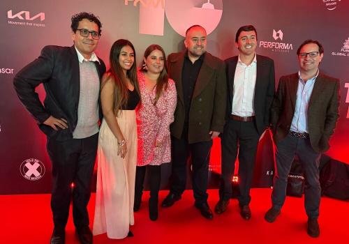Foto de 6 personas posando para una foto