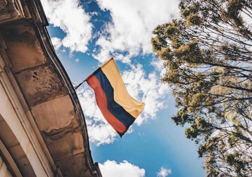 una bandera en un edificio