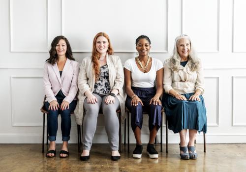 foto de cuatro mujeres sentadas