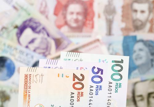 Foto de dinero colombiano de diferentes montos y colores