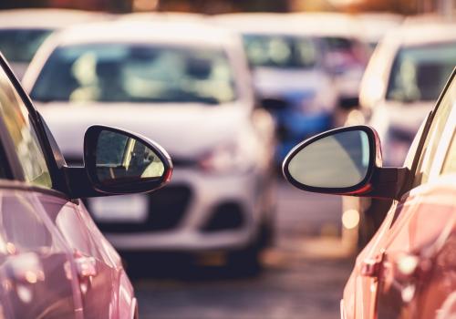 Foto de dos carros con sus espejos retrovisores 