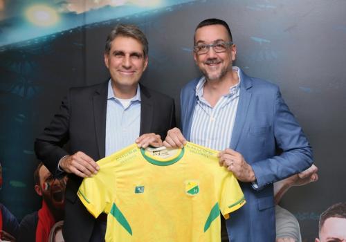 Foto de dos dirigentes con la camiseta en la mano
