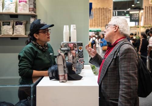 Foto de dos personas hablando en una feria