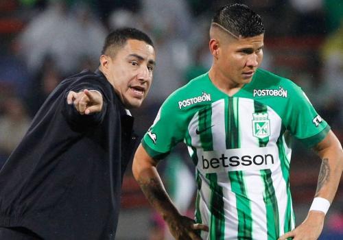 Foto de un director técnico señalando a un jugador