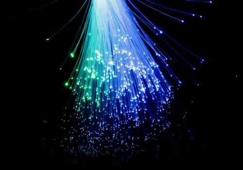 Foto de fibra optica de colores verdes y azules