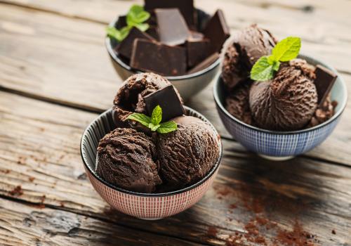 Foto de helados de chocolate con una hoja de menta 