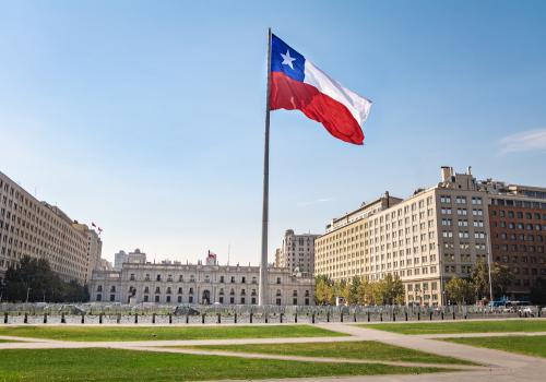 Foto de la bandera de chile en la plaza central