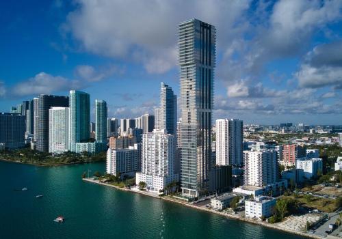 Foto de la ciudad de miami, se muestran los altos edificios y el mar