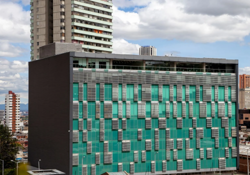 Foto de la fachada de la facultad de administración de la universidad de los andes