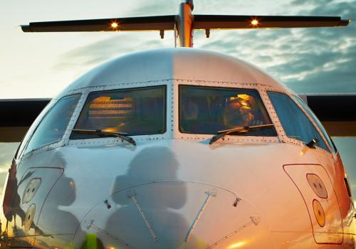 Foto de la parte frontal de un avión