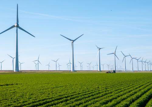 Foto de molinos sobre un campo verde