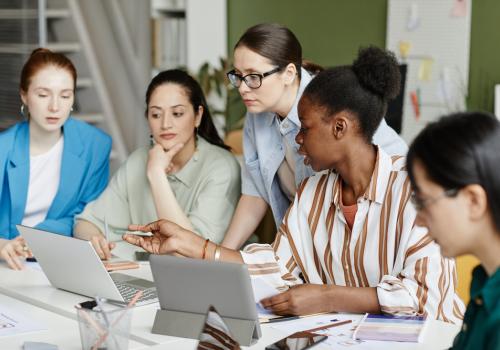 Foto de mujeres reunidas mirando un computador