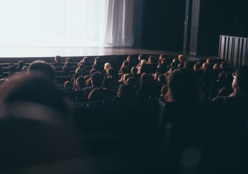 Foto de público en un evento, están de espaldas