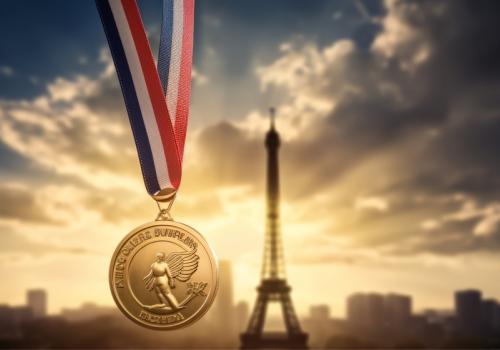 Foto de parís con una medalla de orofrente a la torre eifel