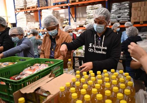 Foto de personas depositando productos en cajas