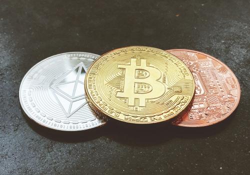 Foto de tres criptomonedas de diferente color