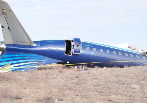 Foto de un avión azul estrellado 