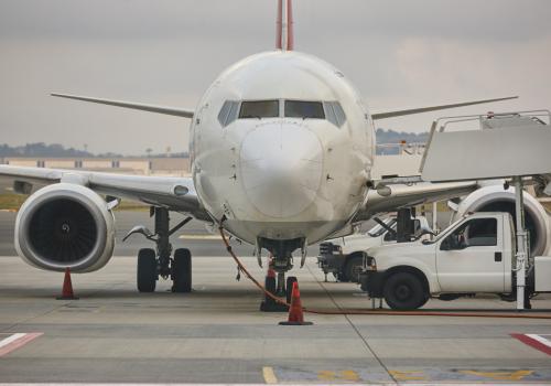 Foto de un avión de frente al que toma la fotografía