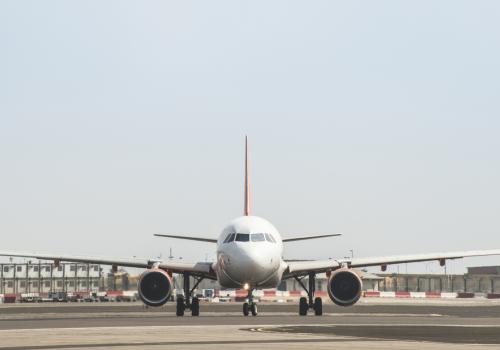 Foto de un avion sobre la pista