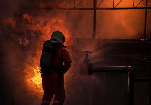 Foto de un bombero apagando un incendio