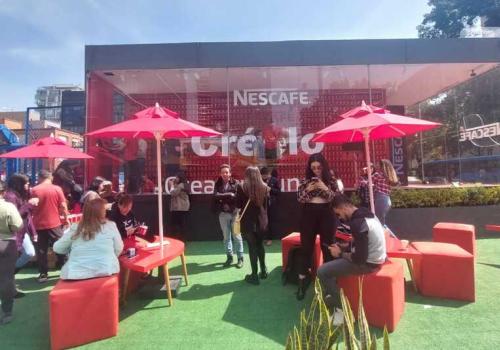 Foto de un camión que dice en su interior créelo, la nueva campaña de nescafé