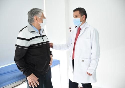 Foto de un doctor asesorando a un cliente en una clínica