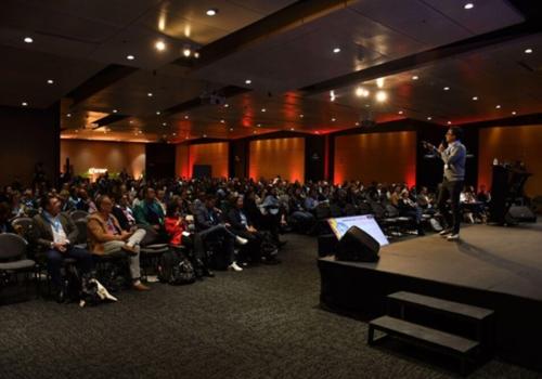 Foto de un evento con varias personas reunidas en un salon