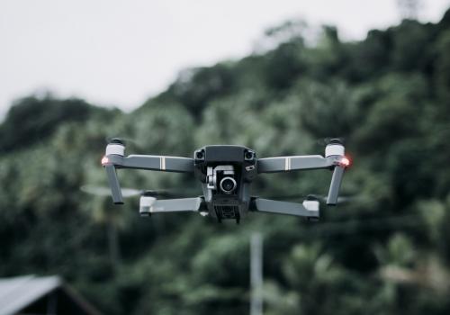 Foto de un dron mirando a la cámara