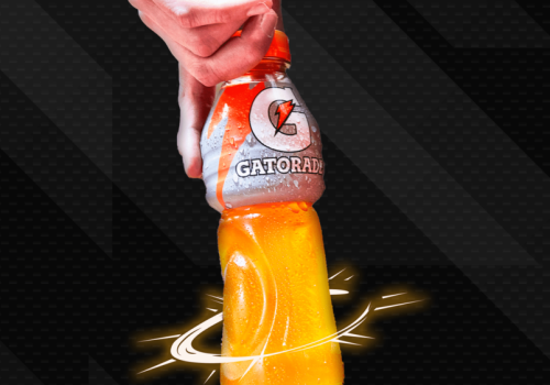 Foto de un gatorade amarillo sobre un fondo negro