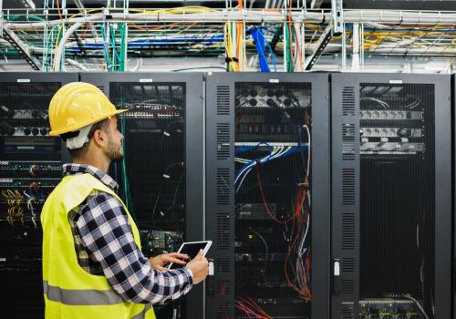 Foto de un hombre frente a un centro de datos  Schneider Electric