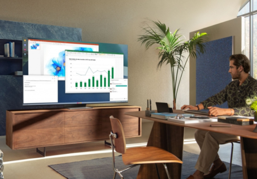 Foto de un hombre sentado en una sala mirando un TV