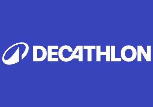 Foto de un logo que dice decathlon con fondo azul