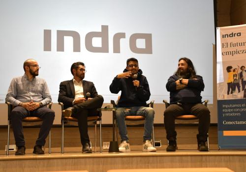 Foto de un panel con cuatro personas sentadas