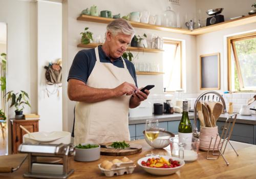 Foto de un señor tomando una foto a implementos de cocina