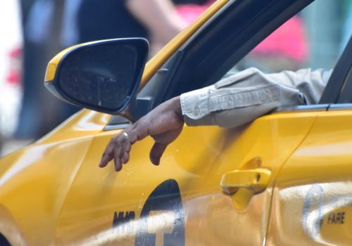 Foto de un taxista con la mano por fuera