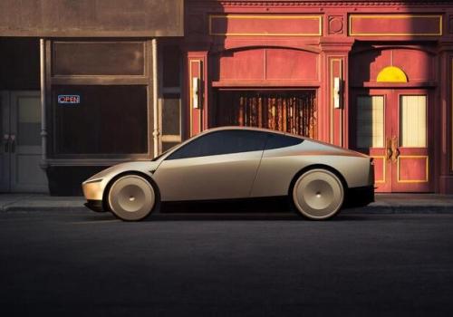 Foto de un vehículo color mate parqueado en una avenida de nueva york