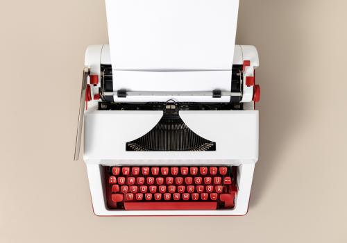 Foto de una máquina de escribir de color rojo