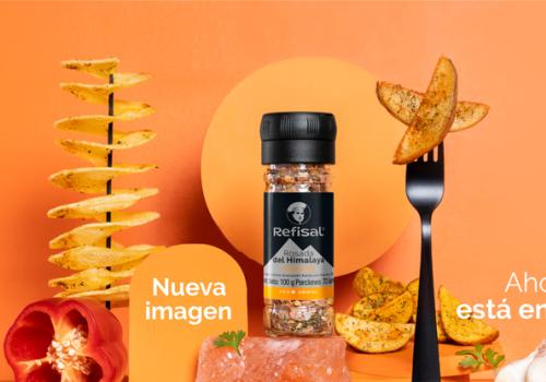 Foto de una mesa con productos de refisal con fondo naranja