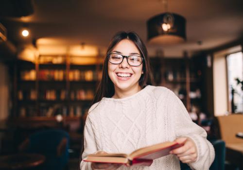 Foto de una mujer con el libro en la mano